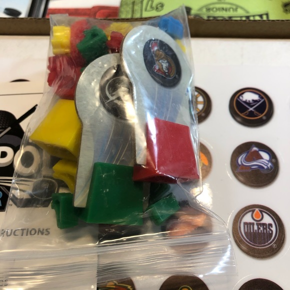 NHL-Opoly Junior Hockey Board Game Complete - Picture 4 of 15